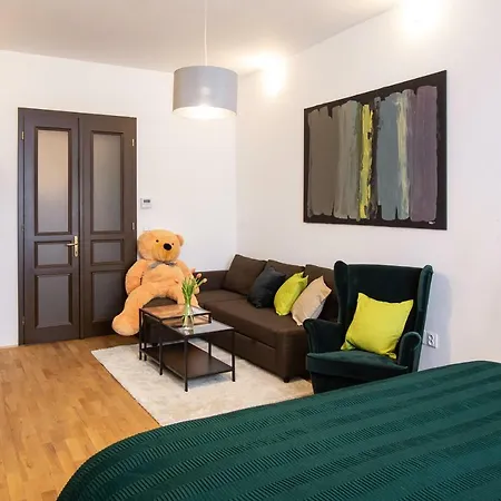 Modern Family Apt. With Square Entrance